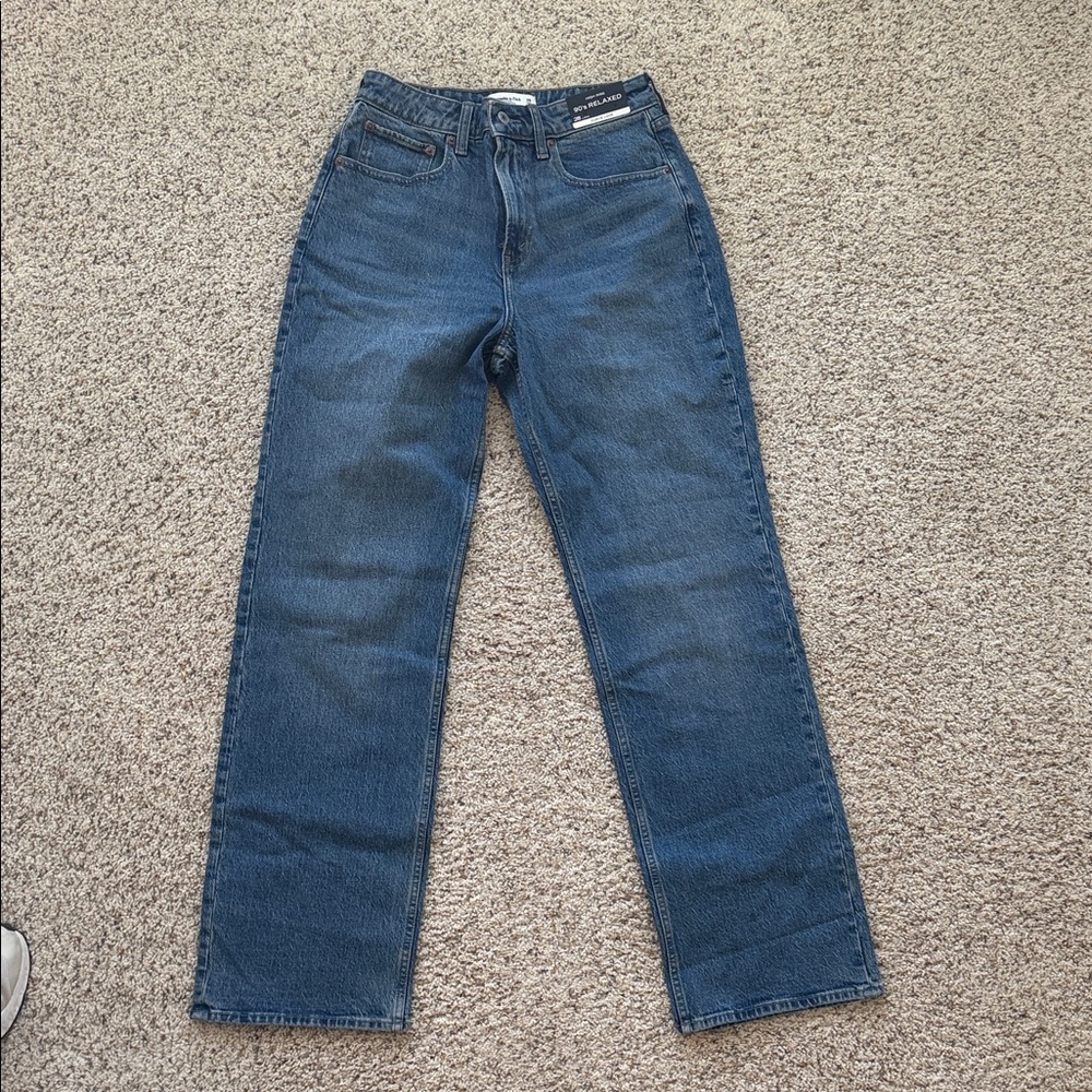 A&F High Rise 90’s Relaxed Fit Jeans - Picture 5 of 5